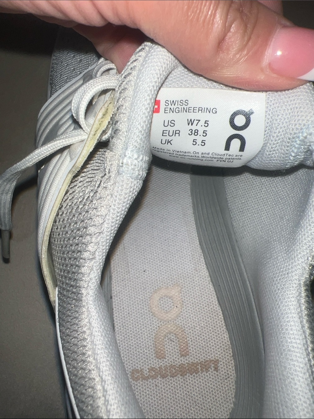On cloud running shoes - Picture 5 of 6